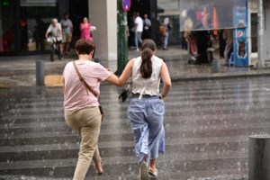 Η ΕΜΥ επικαιροποίησε το έκτακτο δελτίο: Iσχυρές καταιγίδες και χαλάζι σε 5 περιοχές - Και στην Αττική ως το απόγευμα