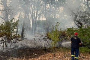 Φωτιά στο κέντρο της Αθήνας, σε ακάλυπτο κτιρίου - Κλειστή η Χαριλάου Τρικούπη