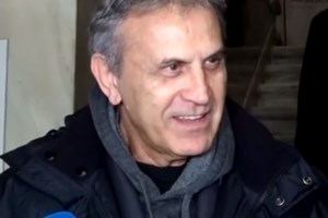 Ο Σάκης Ρουβάς "απαντά" πρώτη φορά στις δηλώσεις του Γιώργου Νταλάρα για το "Άξιον Εστί" [βίντεο]