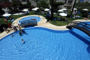 Αδιανόητη τραγωδία στην Κεφαλονιά: Η μητέρα δεν μπόρεσε να σώσει το 2,5 ετών παιδί της γιατί δεν ήξερε κολύμπι