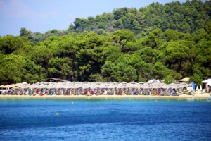 Σκιάθος: Τουριστικό σκάφος με 11 επιβάτες έπεσε σε βράχο - Συνελήφθη 79χρονος [εικόνες] - εικόνα 3