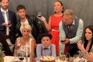 Χαιρέτα μου τον Πλάτανο: Η νέα κωμωδία της ΕΡΤ που θα γίνει καθημερινή συνήθεια