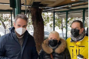 Αλέξης Τσίπρας: Επαιξε με τους γιους του στο χιόνι και έφτιαξαν χιονάνθρωπο [εικόνες]