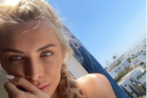 Γιατρός που νοσηλεύεται με κορονοϊό, εξηγεί γιατί πρέπει να εμβολιαστούν οι νέοι- "Please εμβολιαστείτε χθες"...