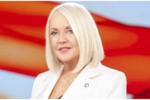 Η Δανάη Μπάρκα ποζάρει με μαύρα εσώρουχα στην κουζίνα του σπιτιού της και αποθεώνεται - εικόνα 3