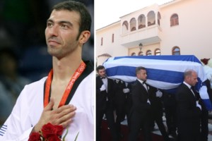 "Αθάνατος": Με χειροκροτήματα το τελευταίο "Αντίο" στον Αλέξανδρο Νικολαϊδη - Τραγικές φιγούρες τα μέλη της οικογένειας [Εικόνες, βίντεο] - εικόνα 2