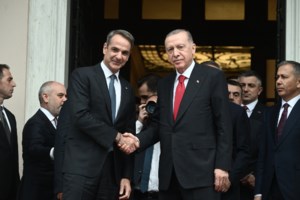 Ανάλυση: Οι επτά ώρες του Ερντογάν στην Αθήνα - Οι συμφωνίες με τον Μητσοτάκη, η επίθεση φιλίας και η φράση "κλειδί"