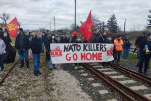 Απαράδεκτο: Το ΚΚΕ κρέμασε πανό πάνω στον Ιερό Βράχο της Ακρόπολης- Για τον πόλεμο και τις βάσεις