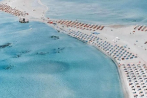 Λαλάρια: Η ονειρική παραλία που είναι πασίγνωστη για τα ολόλευκα βότσαλά της [βίντεο]