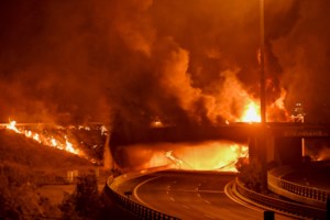 Δράμα: Τραυματίστηκε πυροσβέστης παλεύοντας με τις φλόγες, έχει εγκαύματα σε πρόσωπο και χέρι- Επικοινωνία με Κικίλια - εικόνα 2