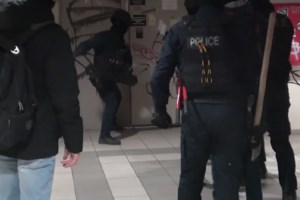 Θεσσαλονίκη: Επέμβαση των ΜΑΤ στο ΑΠΘ - Ένταση στο σημείο με φοιτητές, πάνω από 40 προσαγωγές [εικόνες-βίντεο] - εικόνα 7