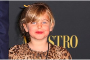 Chic and simple: Εκθαμβωτική στο κόκκινο χαλί με baby blue slip dress Louis Vuitton η Έμμα Στόουν - εικόνα 7