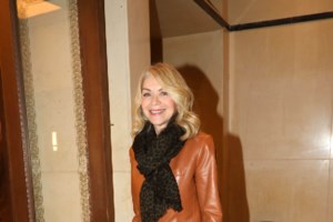 Ανεβαίνει στο σανίδι η Έλλη Στάη: Ο ρόλος της σε παράσταση και η κομψή εμφάνιση με κοστούμι Zadig&Voltaire από γαλλικό ζακάρ - εικόνα 3