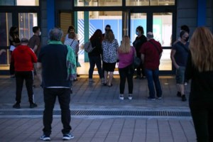 Γιατί αποφασίστηκε ο υποχρεωτικός εμβολιασμός: Εννέα στους 10 θανάτους είναι ασθενείς άνω των 60 ετών