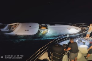 Ρόδος: Συγκλονιστικές εικόνες με τους 96 μετανάστες που έσωσαν τα ελληνικά σκάφη - εικόνα 2