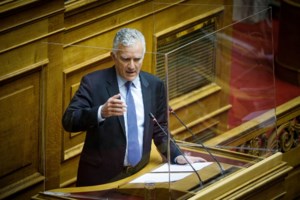 Στα Χανιά η σορός του Μανούσου Βολουδάκη: Πλήθος κόσμου στο πατρικό του σπίτι