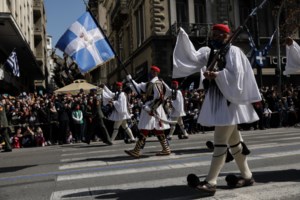 Παρέλαση 25ης Μαρτίου: Ο μικρός εύζωνας που έκλεψε τις εντυπώσεις στη Ρόδο [βίντεο]