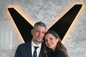 Πάρις Κασιδόκωστας: Στη Μύκονο με την Τάμτα και Gucci γυαλιά ηλίου που ήταν γεμάτα με κρύσταλα swarovski