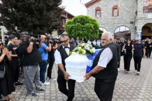 Γυναικοκτονία στη Δράμα: "Κανένας δεν αξίζει αυτό το τέλος" - Τα σπαρακτικά λόγια των συγγενών στην κηδεία της 45χρονης - εικόνα 4