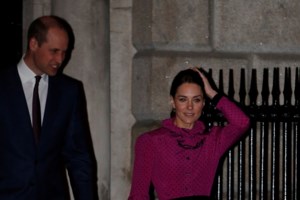 Μέγκαν is back: Η λαμπερή εμφάνιση με φόρεμα Victoria Beckham, πολλά χαμόγελα και... γιουχαρίσματα - εικόνα 12