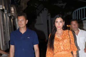 Έλλη Κοκκίνου: Η βραδινή εμφάνιση με μάξι shirt dress με τεράστιο σκίσιμο και εσπαντρίγιες - εικόνα 5