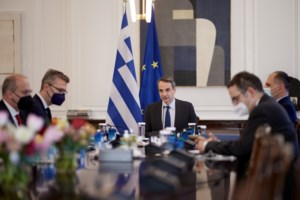 Ο Νορβηγός πρέσβης στην Αθήνα φτυάρισε τα χιόνια και λέει: "Τελείωσα με τις μικροδουλειές" [εικόνες]