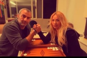 Γωγώ Μαστροκώστα: Το απέραντο γαλάζιο και η χαλάρωση στην αιώρα με την καλλίγραμμη κόρη της Βικτώρια [Εικόνες]