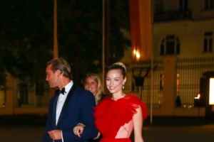 Εκθαμβωτική η δούκισσα Σόφι με αέρινο μάξι φόρεμα: Τα τεράστια μανίκια και ο απροσδόκητος συνδυασμός - εικόνα 4