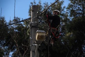 Η ηλεκτροδότηση χάθηκε στο… 1,5 μέτρο από τα καλώδια - "Μπαλάκι" οι ευθύνες για το σκοτάδι στα Βόρεια Προάστια Αττικής