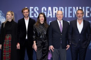 Σαρλότ Κασιράγκι: Με φουσκωμένη κοιλιά και τολμηρά κόκκινα mules Chanel που δεν θα φορούσε μια royal