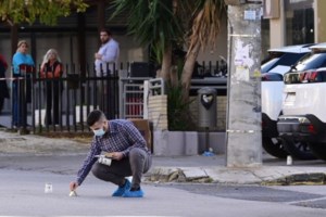 Διπλή δολοφονία στη Γλυφάδα: Η στιγμή που η ΕΛΑΣ εντοπίζει τα όπλα σε σπίτια των Τούρκων [βίντεο] - εικόνα 2