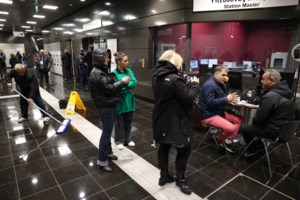 Θεσσαλονίκη: Χάκαραν οθόνη στο μετρό και έβαλαν τραγούδι του Σώτη Βολάνη στα ηχεία