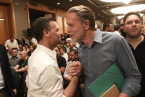 Ο Τσουκαλάς χόρεψε ζεϊμπέκικο στα 51 χρόνια του ΠΑΣΟΚ στο Ζάππειο: Τον χειροκροτούσε ο Ανδρουλάκης [βίντεο]