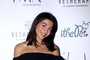 Η Αγγελική Νικολούλη όπως δεν την έχουμε ξαναδεί: Χαλαρή στην αμμουδιά με φυσικά σγουρά μαλλιά - εικόνα 5