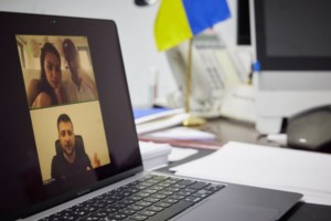 Ο Άστον Κούτσερ έτρεξε μαραθώνιο κατά της παιδικής πορνογραφίας και μάζεψε 1 εκατ. δολάρια για τα παιδιά