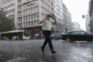 Βροχές, καταιγίδες, χιόνια και την Κυριακή - Τι καιρό θα κάνει την Καθαρά Δευτέρα