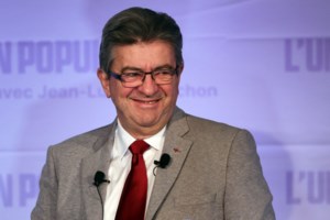 Επεισοδιακή ομιλία της Λεπέν: Εβγαλαν σηκωτή και έσυραν γυναίκα με πλακάτ για την ίδια και τον Πούτιν [βίντεο]