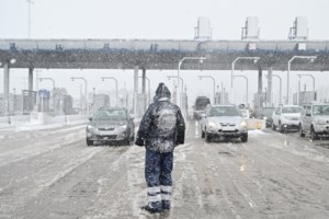 Τροχαίο στην Αθηνών - Λαμίας: Νταλίκα "σκαρφάλωσε" στα προστατευτικά κιγκλιδώματα [εικόνες]
