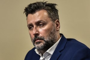 Στο πλευρό του Γιάννη Καλλιάνου η σύζυγός του: Ξέρεις πώς είναι να βλέπεις τον πατέρα σου να σβήνει; [βίντεο]