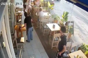 Σαντορίνη: Αστυνομικός έκανε ΚΑΡΠΑ για 20 λεπτά σε άνδρα που κατέρρευσε στον δρόμο - Τι περιγράφει ο ίδιος [βίντεο]