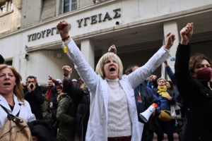 Έξαρση των ιώσεων του αναπνευστικού - Τα φαρμακεία ξεπουλάνε αντιπυρετικά χάπια και σιρόπια για το βήχα