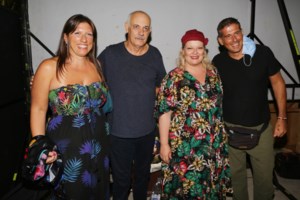 Ζωή Κωνσταντοπούλου: Με στράπλες φόρεμα πήγε θέατρο μαζί με τον σύντροφό της