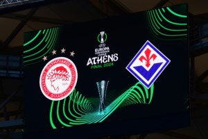 Conference League: Στην Ακρόπολη και το Μοναστηράκι οπαδοί της Φιορεντίνα - Με σημαίες, κασκόλ και συνθήματα [εικόνες] - εικόνα 6