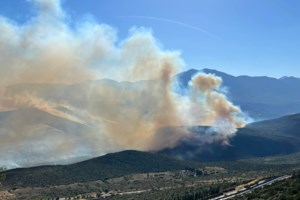 Φωτιά στο Άγιο Όρος: Επιχειρούν 23 οχήματα με 72 πυροσβέστες και δύο ελικόπτερα