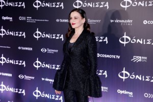 Κατερίνα Λέχου: Η επιτομή του στιλ με γκρι over the knee μπότες και μπλέιζερ - Το μίνι λευκό φόρεμα με το δέσιμο στο στήθος