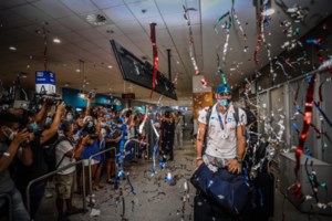 Κόνι Μεταξά: Υποδέχτηκε τον σύντροφό της Μάριο Καπότση που επέστρεψε με την Εθνική Ομάδα Πόλο από το Τόκιο [Εικόνες]