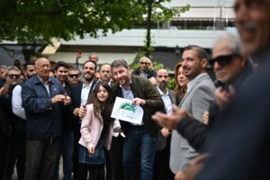 Η... άλλη πλευρά της επίσκεψης Ανδρουλάκη στα Τρίκαλα: Το βαφτιστήρι του, οι βαθμοί και μουσικές - εικόνα 3