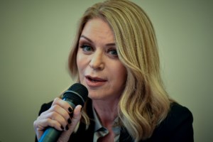 Ελλη Στάη: "Έπεσε" πάνω στον δήμαρχο Χάρη Δούκα ενώ έτρεχε στο κέντρο