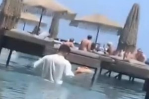 Ρόδος: Θα αποσύρει τις πλωτές εξέδρες το beach bar που σερβίρει μέσα στην θάλασσα