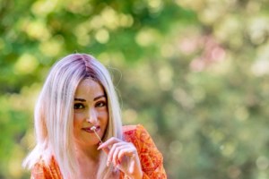 Ιωάννα Παλιοσπύρου: Εντυπωσιακές φωτογραφίες με γαλάζιο σύνολο - Δείχνει τα σημάδια στο σώμα της - εικόνα 4